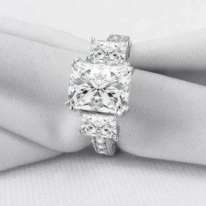 Absolutely breathtaking Gorgeous 3 Emerald Cut Rin